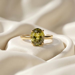 Anillo solitario de peridoto ovalado en plata de ley chapada en oro amarillo