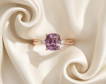 Anillo de amatista talla cojín con moissanitas laterales – Diseño de tres piedras