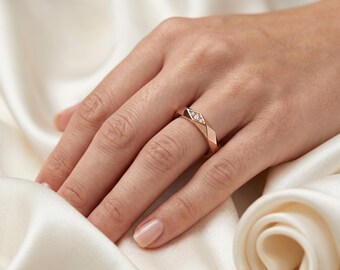 幾何学模様のモアッサナイトバンド、ミニマルなローズゴールドリング、モダンな結婚指輪