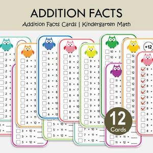 Peut inclure: Un ensemble de 12 cartes d'addition colorées pour les mathématiques de maternelle. Chaque carte présente une illustration de hibou et des problèmes d'addition. Les cartes sont conçues pour aider les enfants à apprendre les bases de l'addition. Le texte "ADDITION FACTS" est en haut.