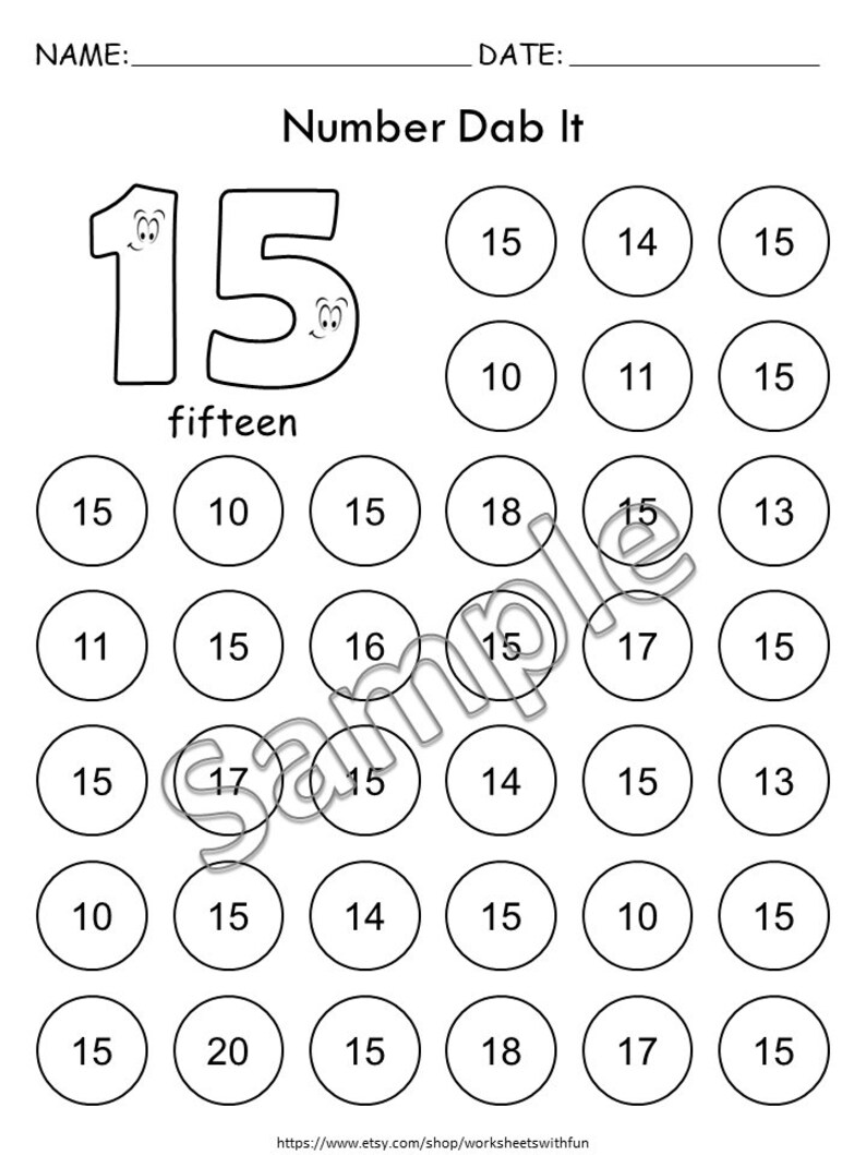K&ouml;nnte beinhalten: Ein schwarz-wei&szlig;es Arbeitsblatt mit dem Titel Number Dab It, das die Zahl 15 mit Cartoon-Augen, das Wort fifteen sowie ein Raster aus Kreisen mit verschiedenen Zahlen zeigt, die Sch&uuml;ler bei Lernaktivit&auml;ten identifizieren und markieren.