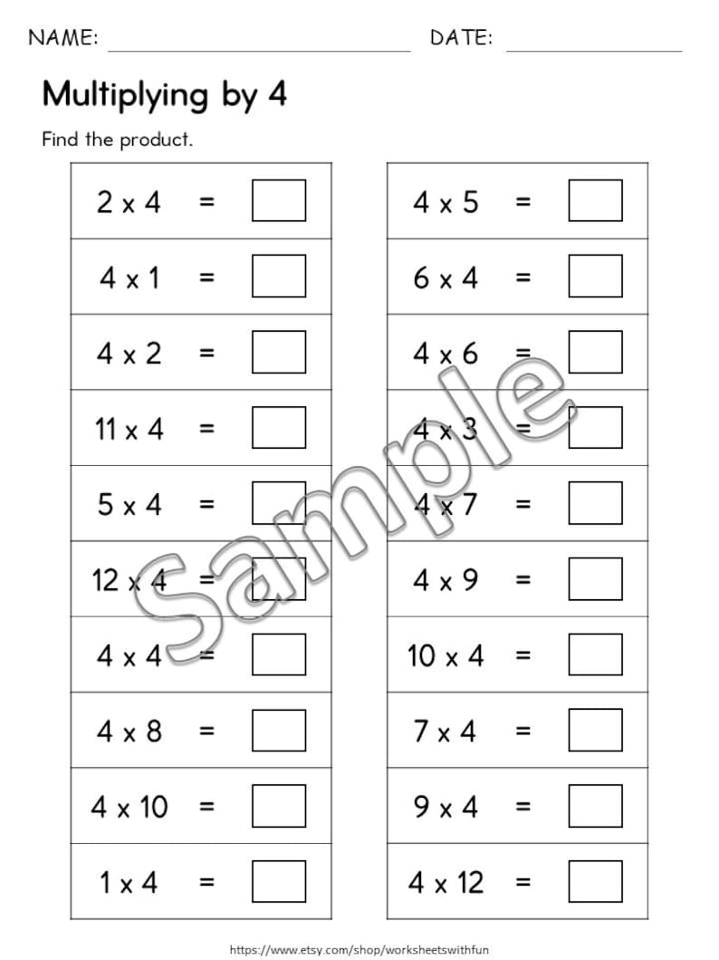 Pu&ograve; includere: Un foglio di lavoro stampabile in bianco e nero con il titolo "Moltiplicare per 4" e una serie di problemi di moltiplicazione da risolvere per gli studenti. I problemi comportano la moltiplicazione di numeri per 4.
