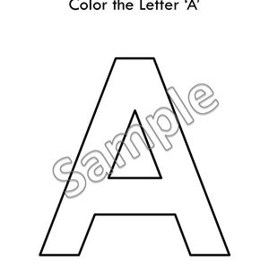 Pu&ograve; includere: Un contorno nero della lettera "A" su sfondo bianco, con le parole "Color the Letter 'A'" sopra. La parola "Sample" &egrave; stampata in diagonale sulla lettera. Ci sono linee per "NAME:" e "DATE:" in alto.