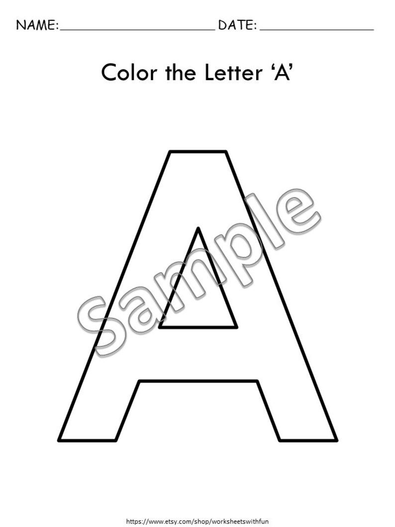 Pu&ograve; includere: Un contorno nero della lettera "A" su sfondo bianco, con le parole "Color the Letter 'A'" sopra. La parola "Sample" &egrave; stampata in diagonale sulla lettera. Ci sono linee per "NAME:" e "DATE:" in alto.