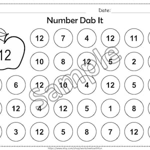 K&ouml;nnte beinhalten: Ein schwarz-wei&szlig;es druckbares Arbeitsblatt mit dem Titel "Number Dab It". Das Arbeitsblatt zeigt einen gro&szlig;en Apfel mit der Zahl 12 darin und ein Raster mit 36 Kreisen, die jeweils eine Zahl zwischen 1 und 12 enthalten.