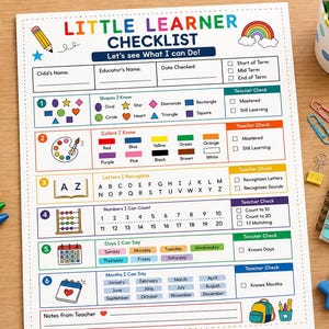 Pode incluir: Uma folha educativa Little Learner Checklist com seções para formas, cores, letras, números, dias e meses. O papel branco inclui ícones coloridos, texto e caixas de seleção para avaliação, rodeado por lápis de cor e cadernos.