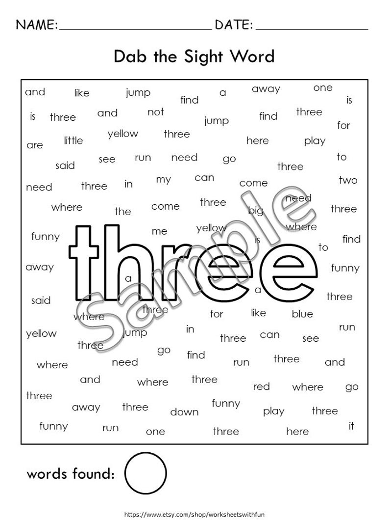 K&ouml;nnte beinhalten: Schwarzwei&szlig;es druckbares Arbeitsblatt mit den Worten "Dab the Sight Word" oben. Das Wort "three" wird auf dem gesamten Arbeitsblatt mehrmals wiederholt. Das Ziel des Arbeitsblatts ist es, alle Vorkommen des Wortes "three" zu kreisen.