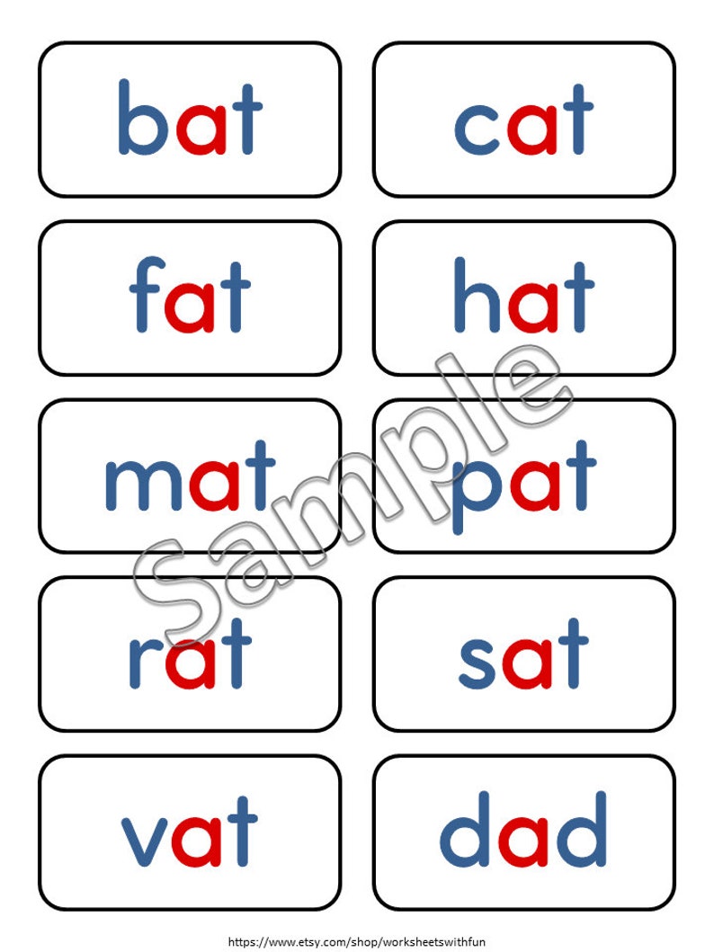 K&ouml;nnte beinhalten: Karten mit W&ouml;rtern wie "bat", "cat", "fat" und "hat". Jedes Wort befindet sich in einem wei&szlig;en Rechteck mit schwarzem Rand. Der erste Buchstabe ist blau, der Rest des Wortes ist rot. F&uuml;r Leseanf&auml;nger.