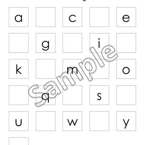 Pu&ograve; includere: Un foglio di lavoro in bianco e nero intitolato "Fill in the Missing Letters". Il foglio di lavoro presenta una griglia di caselle con alcune lettere gi&agrave; compilate, come "a", "c", "e" e "g". La parola "Sample" &egrave; filigranata al centro.