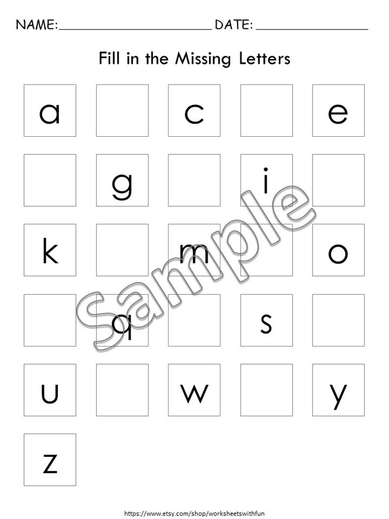 Pu&ograve; includere: Un foglio di lavoro in bianco e nero intitolato "Fill in the Missing Letters". Il foglio di lavoro presenta una griglia di caselle con alcune lettere gi&agrave; compilate, come "a", "c", "e" e "g". La parola "Sample" &egrave; filigranata al centro.