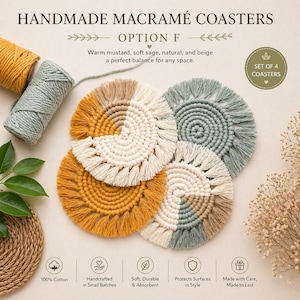 Könnte beinhalten: Handgefertigte Makramee-Untersetzer in einem Viererset. Die Untersetzer haben ein kreisförmiges Design mit Fransen in Senf-, Salbeigrün-, Beige- und Naturtönen. Der Text "Option F" ist sichtbar.