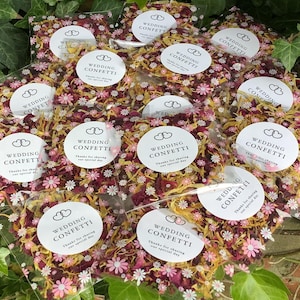 75 witte bruiloftsconfettizakjes in kleurrijke zakjes.biologisch afbreekbare gedroogde rode roosmix.75 biologisch afbreekbare witte confettizakjes-doe-het-zelf-zakjes