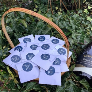100 coriandoli blu navy e bianchi per matrimonio - a scelta tra fiori secchi biodegradabili o lavanda essiccata. Fai da te, riempi i sacchetti, tutto incluso.