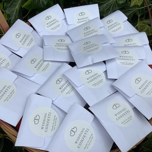 100 coriandoli bianchi per matrimonio, rose rosse essiccate biodegradabili, sacchetti per coriandoli per matrimonio con fiori - sacchetti autosigillanti ecologici bianchi - sacchetti fai da te da riempire