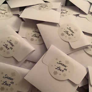 100 x coriandoli bianchi come la neve per matrimonio - coriandoli di fiocchi di neve bianchi riciclabili in PLA (non petali veri) (scegli qualsiasi adesivo) fai da te, riempi i sacchetti