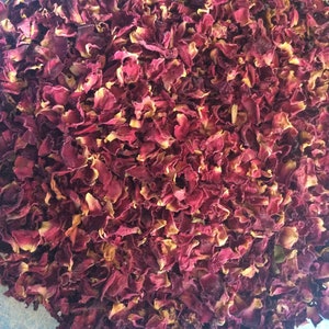 3 pinte (1,5 litri) di petali di rosa rossa essiccati e naturali - riempiranno 25-30 coriandoli, i più economici su Etsy e eBay (biodegradabili)