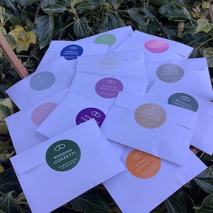 100 LEGE witte bruiloft confetti tassen-self seal ECO UK gemaakt + 100 stickers naar keuze uit mijn aanbiedingen, voeg gewoon een bericht toe bij het afrekenen