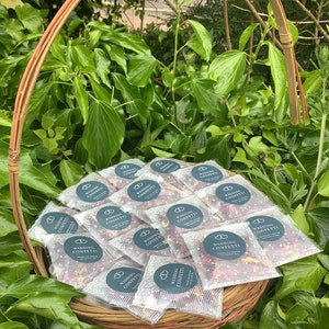 150 coriandoli da sposa blu navy lancia coriandoli biodegradabili di rose rosse essiccate da sposa in sacchetti Victoriana fai da te con riempimento + sacchetto per damigelle d’onore petali di rosa