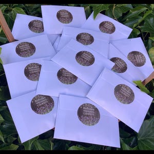 100 bolsitas blancas de confeti de lavanda para bodas, bolsitas premium del tamaño de la palma de la mano (hazlo tú mismo), paquetes de 100 confeti de lavanda seca para bodas.