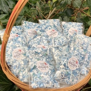 50 sacchetti blu e bianchi per coriandoli da matrimonio - coriandoli composti da fiocchi blu e bianchi (non petali veri) fai da te da riempire a forma di U + sacchetto per damigella d'onore con petali di rosa essiccati