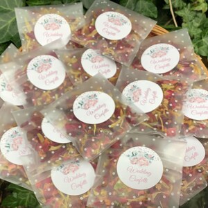 50 paquetes de confeti de boda de color rosa: rosas rojas secas biodegradables, flores rosadas, etiquetas para rellenar en forma de U
