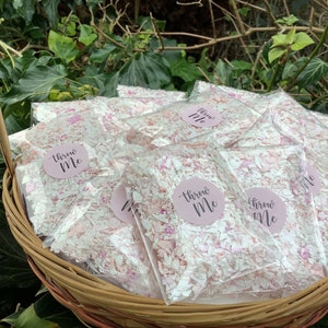 50 sacchetti di coriandoli di neve rosa e bianchi (PLA, petali artificiali riciclabili, non veri) fai da te - riempi i sacchetti + sacchetto per damigella d'onore con rose rosse essiccate biodegradabili