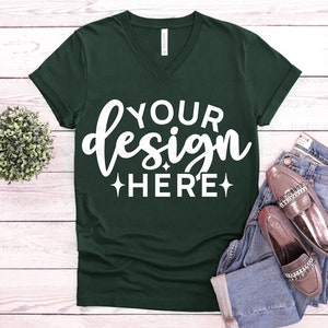 Bella Canvas 3005 Forest V Neck Mockup, Bella Canvas 3005, V-Neck T-Shirt Mockup, Cyfrowy Mockup, Płaskie Ułożenie Mockup, Stylizowany Mockup, Letni Mockup
