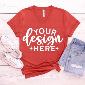Bella Canvas 3005 Heather Red V Neck Mockup, Bella Canvas 3005, Red 3005 Mockup, Mom Shirt Mockup, V-Neck T-Shirt, Moderne Mockups, Flach legen