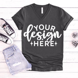 Bella Canvas 3005 Dark Grey V Neck Mockup, Bella Canvas 3005, Flat Lay, Stylizowany Mockup, Letni Mockup, Ciemnoszary T-shirt z dekoltem w serek, Mockup T-shirtu