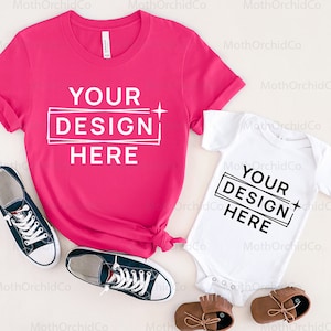 Mommy and Me Mockup, Bella Canvas 3001 Berry, Bella Canvas 100B Bianco, Mockup di famiglia, Mockup di mamma e bambino, Body, Mockup estivo