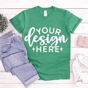 Gildan 64000 Heather Irish Green Mockup, Gildan 64000, T-Shirt Mock Up, Flat Lay, Modelage stylisé, Maquette d’été, Maquette de tee, Maquette de style de vie