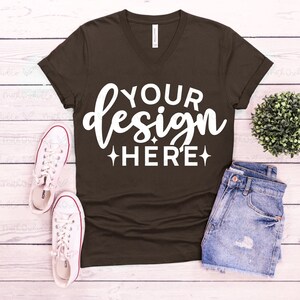 Bella Canvas 3005 Brązowy V Neck Mockup, Bella Canvas 3005, T-Shirt Mock Up, Brązowy Shirt Mockup, Mavue V-Neck T-Shirt, Płaski układ, Stylizowany Mockup