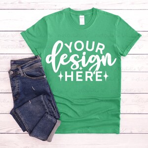 Gildan 64000 Heather Irish Green Mockup, Gildan 64000, T-Shirt Mock Up, Flat Lay, Modelage stylisé, Maquette d’été, Maquette de tee, Maquette de style de vie