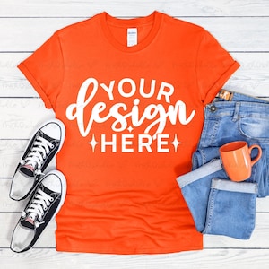 Gildan 64000 Orange Mockup, Gildan 64000, Orange 6400 Mockup, Orange Shirt Mockup, Unisex Jersey Kurzärmeliges T-Shirt Mockups, Frühling Mockup