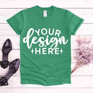 Gildan 64000 Heather Irish Green Mockup, Gildan 64000, T-Shirt Mock Up, Flat Lay, Modelage stylisé, Maquette d’été, Maquette de tee, Maquette de style de vie
