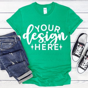 Gildan 64000 Heather Irish Green Mockup, Gildan 64000, T-Shirt Mock Up, Flat Lay, Modelage stylisé, Maquette d’été, Maquette de tee, Maquette de style de vie