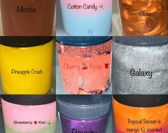 Puede incluir: Nueve frascos de vidrio de slime con diferentes colores y aromas. Los colores de la slime son mocha, algodón de azúcar, brillo, cereza rosa, piña triturada, galaxia, fresa kiwi, realeza y puesta de sol tropical.