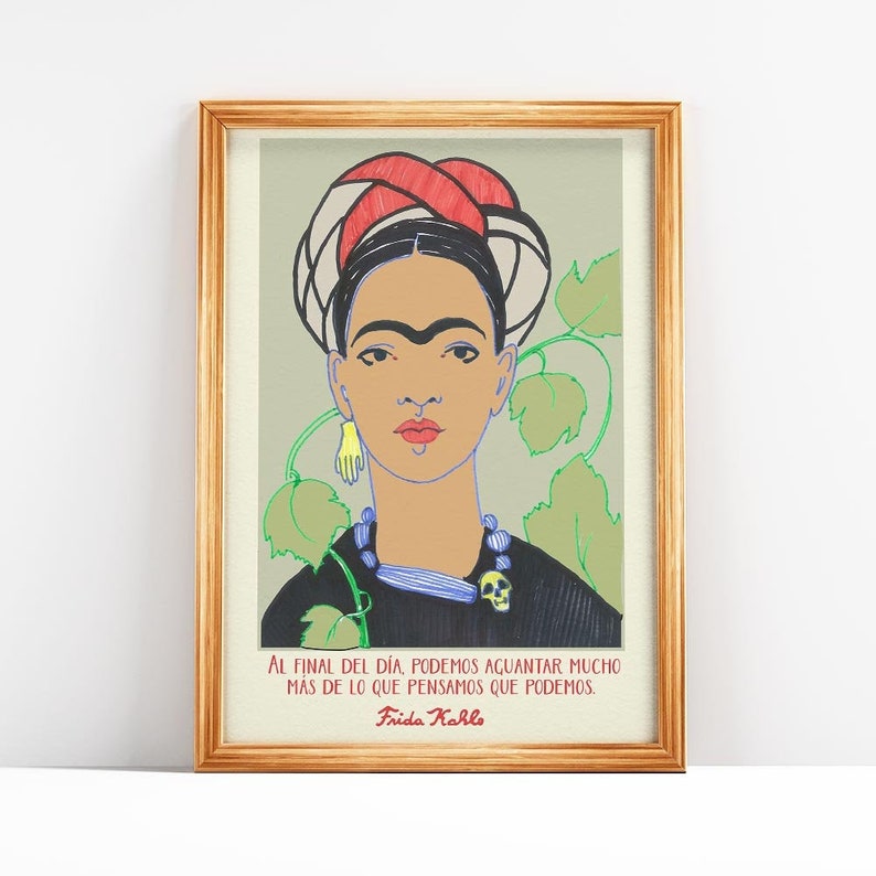 K&ouml;nnte beinhalten: Ein gerahmter Druck mit einem Portr&auml;t von Frida Kahlo mit einem bunten Kopftuch und einem Zitat auf Spanisch: "Al final del d&iacute;a, podemos aguantar mucho m&aacute;s de lo que pensamos que podemos." Frida Kahlo.