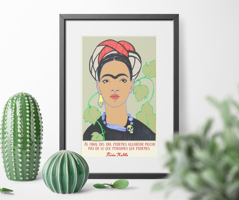 K&ouml;nnte beinhalten: Gerahmter Druck eines Portr&auml;ts von Frida Kahlo mit einem Zitat auf Spanisch: "Al final del d&iacute;a, podemos aguantar mucho m&aacute;s de lo que pensamos que podemos." Frida Kahlo.
