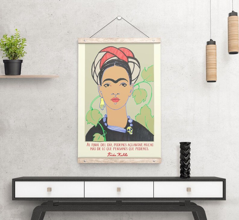 K&ouml;nnte beinhalten: Ein farbenfrohes Poster mit einem Portr&auml;t von Frida Kahlo und einem Zitat auf Spanisch: "Al final del d&iacute;a podemos aguantar mucho m&aacute;s de lo que pensamos que podemos."  Frida Kahlo.