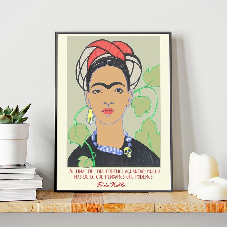K&ouml;nnte beinhalten: Eine Schwarzwei&szlig;illustration von Frida Kahlo mit einem rot-wei&szlig;-beigen Turban. Sie tr&auml;gt ein schwarzes Kleid mit einer blau-wei&szlig;en Halskette und einem Totenkopf-Anh&auml;nger. Der Hintergrund ist hellgr&uuml;n mit gr&uuml;nen Ranken. Das Zitat "AL FINAL DEL D&Iacute;A, PODEMOS AGUANTAR MUCHO M&Aacute;S DE LO QUE PENSAMOS QUE PODEMOS. Frida Kahlo" ist unter der Illustration gedruckt.