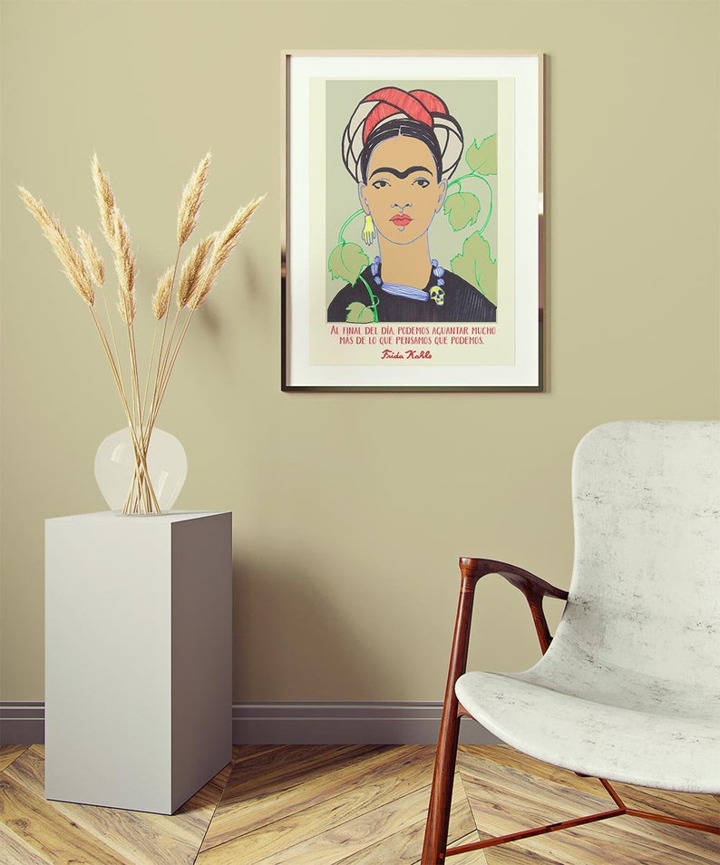 K&ouml;nnte beinhalten: Ein gerahmtes Poster mit einem Portr&auml;t von Frida Kahlo und einem Zitat auf Spanisch: "Al final del d&iacute;a podemos alcanzar mucho m&aacute;s de lo que pensamos que podemos." Frida Kahlo.