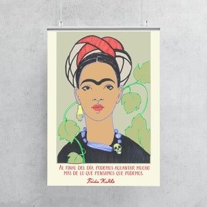K&ouml;nnte beinhalten: Eine farbenfrohe Illustration von Frida Kahlo mit einem Zitat auf Spanisch: "Al final del d&iacute;a, podemos aguantar mucho m&aacute;s de lo que pensamos que podemos."  Frida Kahlo.