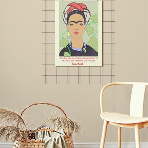 K&ouml;nnte beinhalten: Ein farbenfrohes Poster mit einem Portr&auml;t von Frida Kahlo und einem Zitat auf Spanisch: "Al final del d&iacute;a, podemos aguantar mucho m&aacute;s de lo que pensamos que podemos. Frida Kahlo."