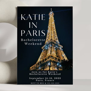 Może przedstawiać: Ciemnoniebieskie zaproszenie z napisem "KATIE IN PARIS Bachelorette Weekend" i zdjęciem wieży Eiffla oświetlonej w nocy. Zaproszenie zawiera daty 14-16 września 2023 r. oraz miejsce, Paryż, Francja.