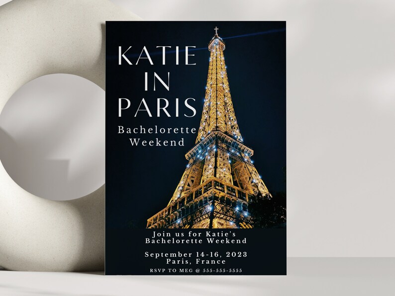 Może przedstawiać: Ciemnoniebieskie zaproszenie z napisem "KATIE IN PARIS Bachelorette Weekend" i zdjęciem wieży Eiffla oświetlonej w nocy. Zaproszenie zawiera daty 14-16 września 2023 r. oraz miejsce, Paryż, Francja.