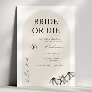 Op de afbeelding: Een beige en witte uitnodiging met de tekst "Bride or Die" in zwart. De uitnodiging is voor een vrijgezellenweekend ter ere van Madison, dat plaatsvindt in Salem, MA van 24 tot en met 27 oktober 2022. De uitnodiging toont een spin en een vleermuis.