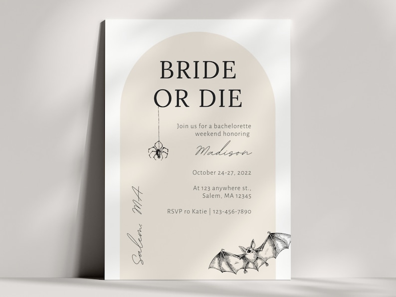 Op de afbeelding: Een beige en witte uitnodiging met de tekst "Bride or Die" in zwart. De uitnodiging is voor een vrijgezellenweekend ter ere van Madison, dat plaatsvindt in Salem, MA van 24 tot en met 27 oktober 2022. De uitnodiging toont een spin en een vleermuis.