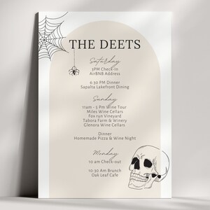 Op de afbeelding: Een printbare routebeschrijving voor een weekendje weg met een griezelig Halloween-thema. De routebeschrijving omvat activiteiten zoals wijnproeverijen, dineren aan het meer en brunch. Het ontwerp bevat een spinnenweb en een schedel.