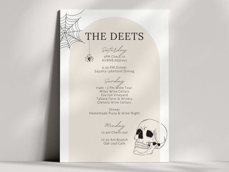 Op de afbeelding: Een printbare routebeschrijving voor een weekendje weg met een griezelig Halloween-thema. De routebeschrijving omvat activiteiten zoals wijnproeverijen, dineren aan het meer en brunch. Het ontwerp bevat een spinnenweb en een schedel.